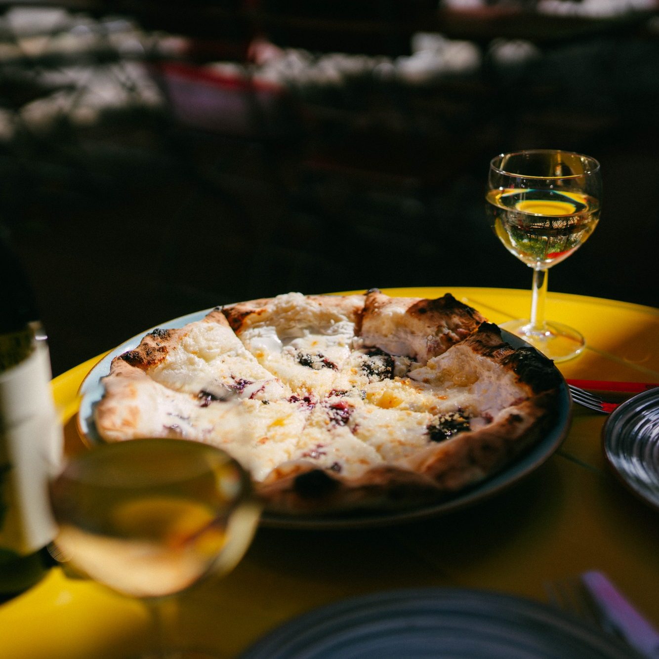 Pizza und Wein Pizza Capra mit einem Glas Falanghina aus Neapel