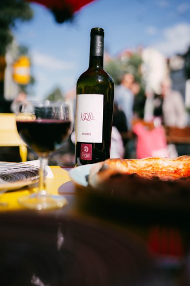 Rotwein Aglianico schimmert im Glas in der Nachmittagssonne