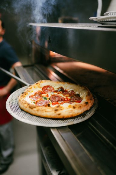 Pizza Salami direkt aus dem Ofen