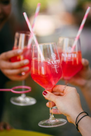 Anstoßen mit drei Sarti Spritz
